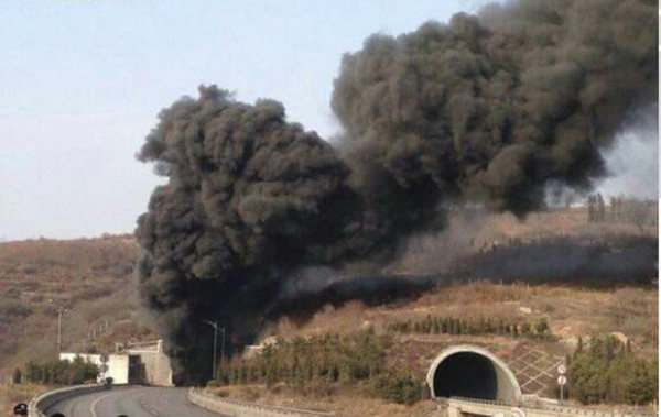 3月1日14時50分，山西，晉濟高速巖后隧道內(nèi)一輛拉煤車和一輛載有液態(tài)甲醇的車輛相撞爆炸。