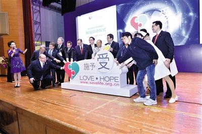 3月19日，中國(guó)首個(gè)器官捐獻(xiàn)志愿者登記網(wǎng)站（www.savelife.org.cn）正式啟動(dòng)，器官捐