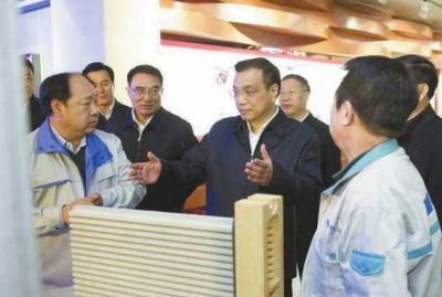 昨天，李克強在科技園查看PM2.5過濾設(shè)備。圖/新華視點微博