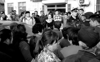 警方趕到現(xiàn)場(chǎng)，處理車胎被扎事件。