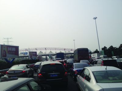 收費站前長長排隊的車輛。陳郁