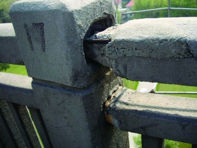 圖為大橋17號墩處橋面裂縫。梅建明 攝