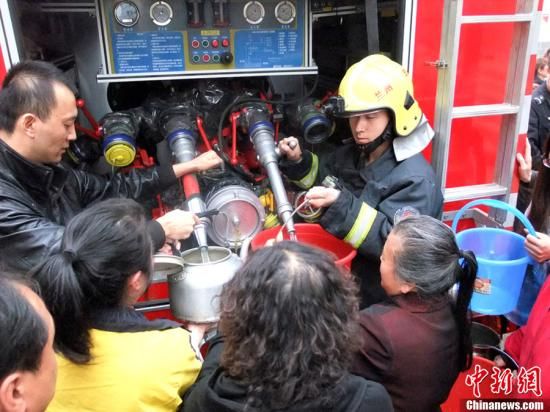 　4月11日，蘭州市自來水苯含量嚴(yán)重超標(biāo)，蘭州啟動公共突發(fā)事件應(yīng)急機(jī)制，緊急調(diào)配安全水源在居民區(qū)投放，圖為消防隊(duì)給西固蘭玻西社區(qū)居民送來水，市民排隊(duì)取水。裴強(qiáng) 攝 圖片來源：東方IC 版權(quán)作品 請勿轉(zhuǎn)載