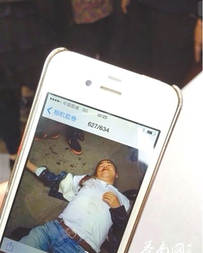 4月19日上午，目擊者拍到的黃祥拔被打現(xiàn)場(chǎng)圖片。網(wǎng)絡(luò)截圖