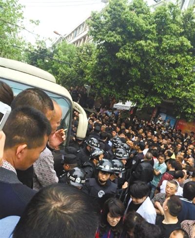 4月19日，蒼南縣靈溪鎮(zhèn)城管打人事件現(xiàn)場(chǎng)。網(wǎng)絡(luò)截圖