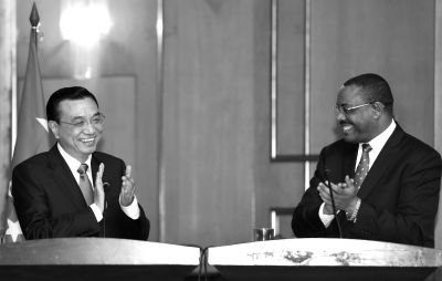 ▲國務(wù)院總理李克強在亞的斯亞貝巴與埃塞俄比亞總理海爾馬里亞姆會談后，共同會見記者。 新華社發(fā)