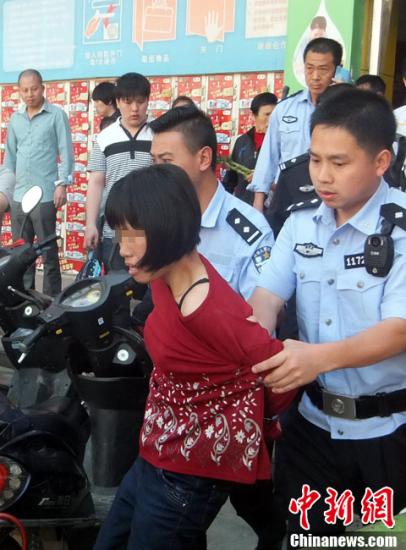  5月8日上午8時(shí)10分左右，江西省撫州市黎川縣日峰鎮(zhèn)家家樂(lè)超市發(fā)生一起持刀傷人案件。