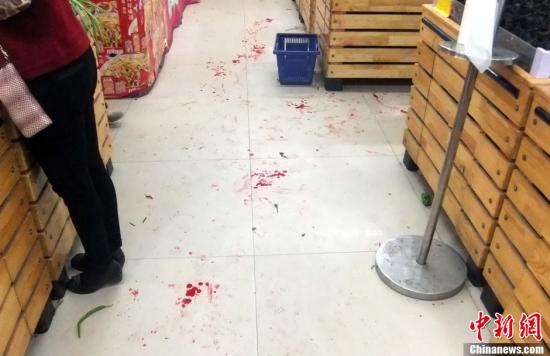   5月8日上午8時(shí)10分左右，江西省撫州市黎川縣日峰鎮(zhèn)家家樂(lè)超市發(fā)生一起持刀傷人案件。