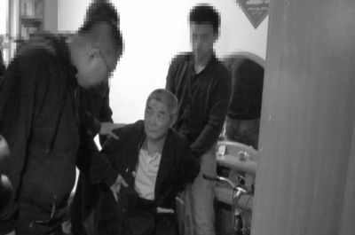 　向南夫被警方抓獲。