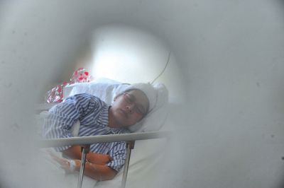 　6月3日，被打的值班醫(yī)生在病房接受治療。新華社發(fā)