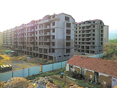 住宅樓的外立面還未裝修，但據(jù)售樓處工作人員介紹，第一批開盤已經(jīng)賣掉了99套。