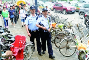 人流密集的街頭,持槍巡邏。