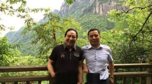 王林開心與人合影 王林開心與人合影