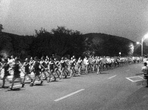 廣場(chǎng)舞大媽“轉(zhuǎn)行”，徐州每晚萬人暴走