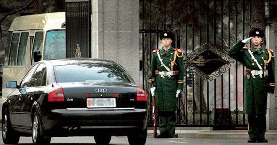 公車(chē)改革的經(jīng)濟(jì)賬 編輯制圖:《中國(guó)經(jīng)濟(jì)周刊》采制中心 公車(chē)改革的經(jīng)濟(jì)賬 編輯制圖:《中國(guó)經(jīng)濟(jì)周刊》采制中心