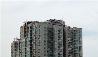 北京鬧市樓頂違建終夷平戶主笑稱又花了300萬 北京鬧市樓頂違建終夷平戶主笑稱又花了300萬