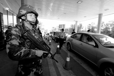 武警持槍警戒進(jìn)駐檢查站。