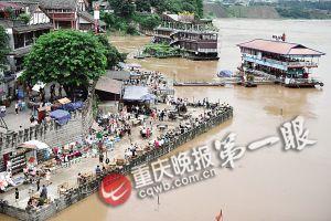 沙坪壩區(qū)磁器口，江水逼近休閑平臺(tái)。