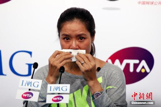 9月21日，李娜在北京召開退役發(fā)布會(huì)。圖為李娜在發(fā)布會(huì)上落淚。中新社發(fā) 韓海丹 攝
