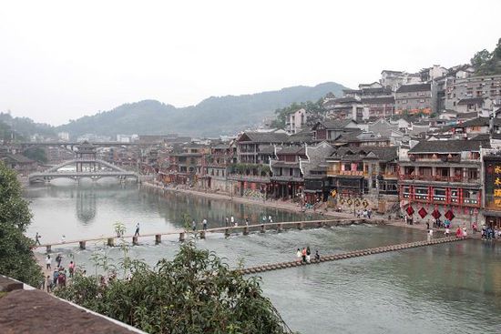 鳳凰古城以被吐槽七次高居最想吐槽榜榜首，而這七次吐槽全部來(lái)自在鳳凰古城隨機(jī)采訪的10名游客中。