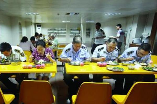 廣州城管被老婆嫌工資低 轉(zhuǎn)行做小販月入2萬(wàn)(圖) 廣州城管被老婆嫌工資低 轉(zhuǎn)行做小販月入2萬(wàn)(圖)