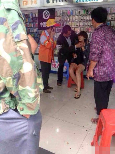 東莞三女子鬧市遭割喉割腹 兇手當(dāng)場(chǎng)被控制 東莞三女子鬧市遭割喉割腹 兇手當(dāng)場(chǎng)被控制