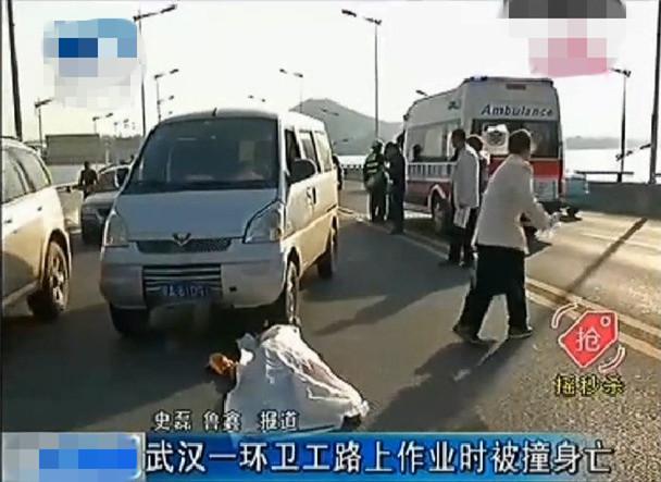 52歲環(huán)衛(wèi)工連遭兩車撞擊 倒地時(shí)手中攥握煙盒 52歲環(huán)衛(wèi)工連遭兩車撞擊 倒地時(shí)手中攥握煙盒