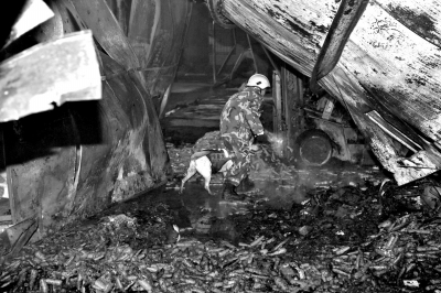 救援人員在山東壽光一食品廠火災(zāi)現(xiàn)場(chǎng)搜救。新華社發(fā)