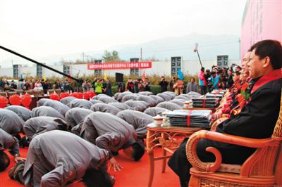 網(wǎng)絡(luò)上流傳的北京鳳凰嶺書院開學(xué)典禮上學(xué)員跪拜老師的照片?！肮虬荨币鹆瞬簧倬W(wǎng)友質(zhì)疑。