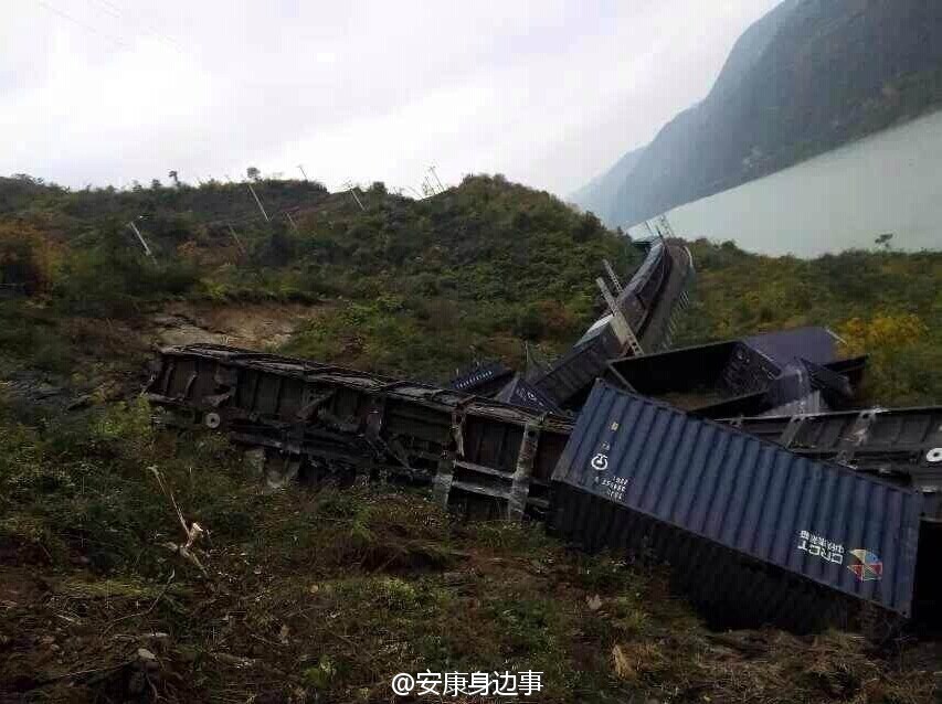 襄渝鐵路旬陽至棕溪上行線發(fā)生山體塌方，致使75228次貨物列車8節(jié)車廂脫線。圖片來源于網(wǎng)絡(luò)