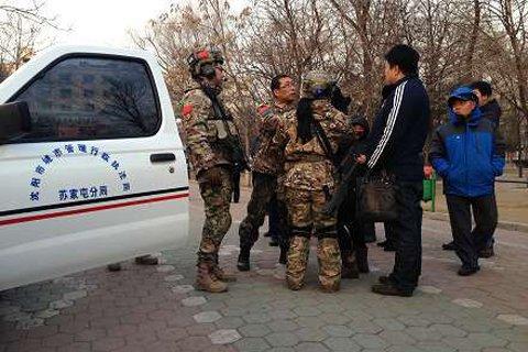 沈陽城管開公車打CS毆打記者 系臨時(shí)工已被開除 沈陽城管開公車打CS毆打記者 系臨時(shí)工已被開除