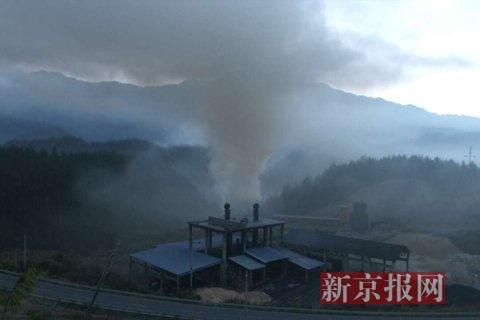污染企業(yè)排放煙塵。當?shù)鼐W(wǎng)友供圖