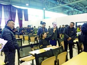 　首批中央和國家機關(guān)公車第三場拍賣現(xiàn)場。賈悅/攝