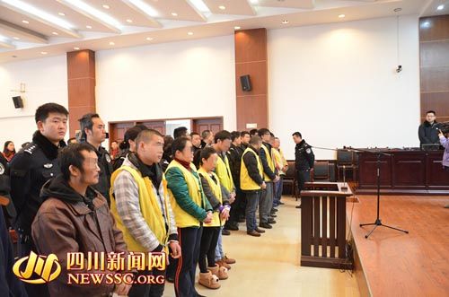 胡寶寶（右四）等接受集中宣判。