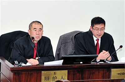 1月5日，呼市中院審理趙志紅案。律師謝飛（左）和張瑞軍（右）出庭為趙志紅辯護(hù)。