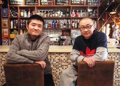 　14日，西安交通大學(xué)路66號(hào)公路咖啡館，苗阜（左）、王聲（右）兩位青年相聲演員今年將第一次登上春晚