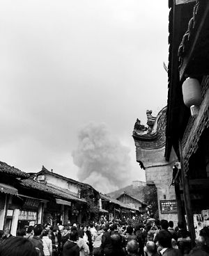 成都龍泉驛區(qū)洛帶古鎮(zhèn)的游客拍到爆炸瞬間濃煙滾滾。