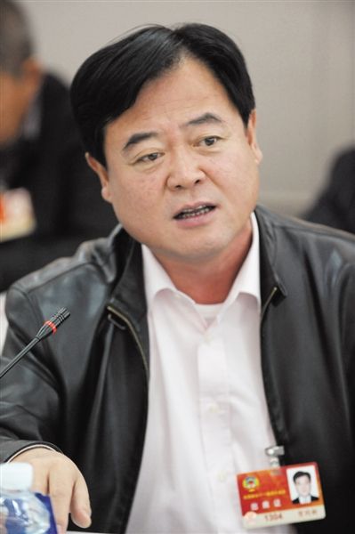 　政協(xié)委員、中國通用技術(shù)集團董事長賀同新稱，按照2014年的數(shù)字，他的薪水下降了近50%。圖/CFP