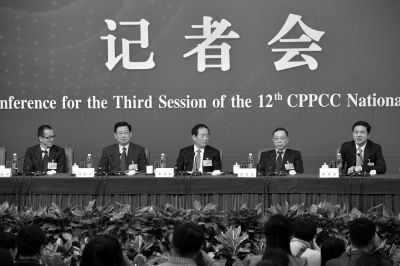 昨日，政協(xié)十二屆三次會(huì)議舉行記者會(huì)，五位嘉賓回答中外記者提問(wèn)。京華時(shí)報(bào)記者王海欣攝
