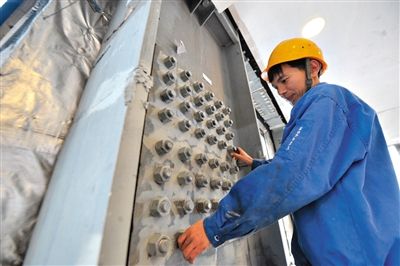 工人在內(nèi)部安裝鋼結(jié)構(gòu)。