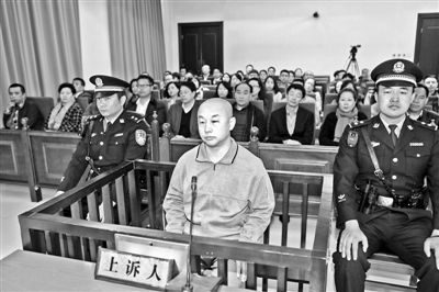 4月14日，趙志紅（前中）在庭審現(xiàn)場 供圖/新華社