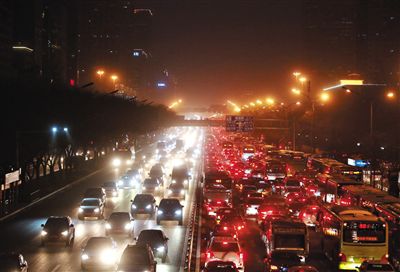 昨晚，因沙塵暴導(dǎo)致能見度低，長(zhǎng)安街嚴(yán)重堵車。