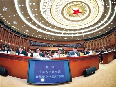 昨日，食品安全法修訂草案提交十二屆全國(guó)人大常委會(huì)第十四次會(huì)議進(jìn)行三審。 新華社記者 李濤 攝