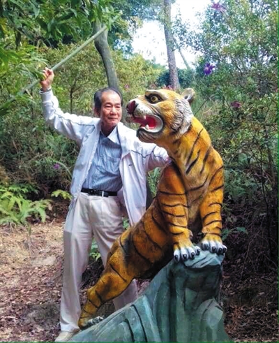 2015年1月10日，區(qū)少坤到廣東肇慶九龍湖游玩，拍攝打虎圖。