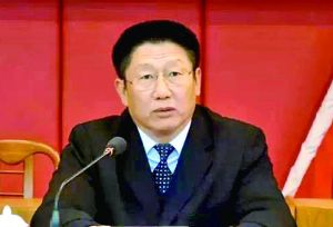 他曾身居要職，在仕途上平步青云，“連跳式”升官；他如今落馬，被查出近乎瘋狂地收受巨額利益、用公款送禮，還隱瞞“裸官”身份、在私企老板的安排下多次嫖娼、參與賭博、與多名女性通奸，被一線辦案人員形容為“五毒俱全”的干部。近日，深圳原市委常委、政法委書記蔣尊玉的貪腐歷程被披露。