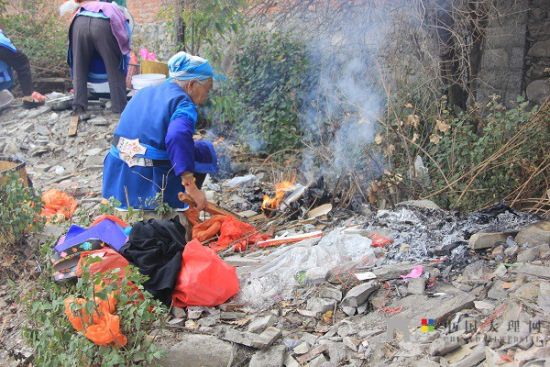 老人們準備好松香紙錢等祭祀用品，虔誠祈福。