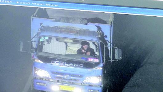 張某被抓拍到開車打手機。