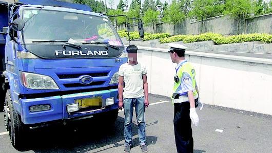 民警對持C1駕照駕駛大貨車、一年違法350余次的張某進行批評教育。