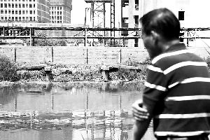 2015年6月5日，上海的古御界橋只剩橋墩和兩塊橋面。