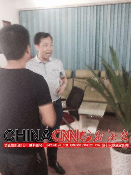 湖南一文聯(lián)主席網(wǎng)上曬詩遭差評 怒砸網(wǎng)站辦公室 湖南一文聯(lián)主席網(wǎng)上曬詩遭差評 怒砸網(wǎng)站辦公室